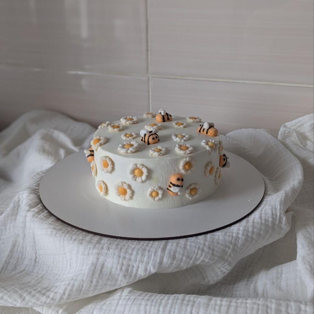 Бенто с пчелками и ромашками из зефира