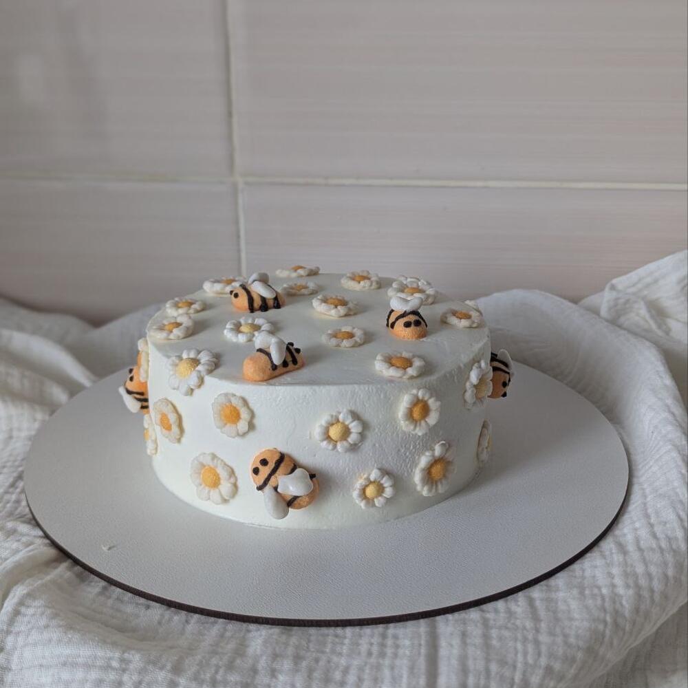 Бенто с пчелками и ромашками из зефира