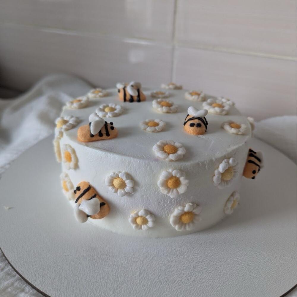 Бенто с пчелками и ромашками из зефира