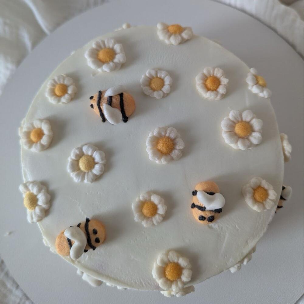 Бенто с пчелками и ромашками из зефира