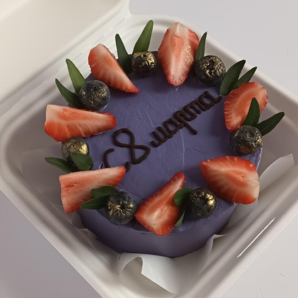 Бенто с ягодами в подарок на 8 марта