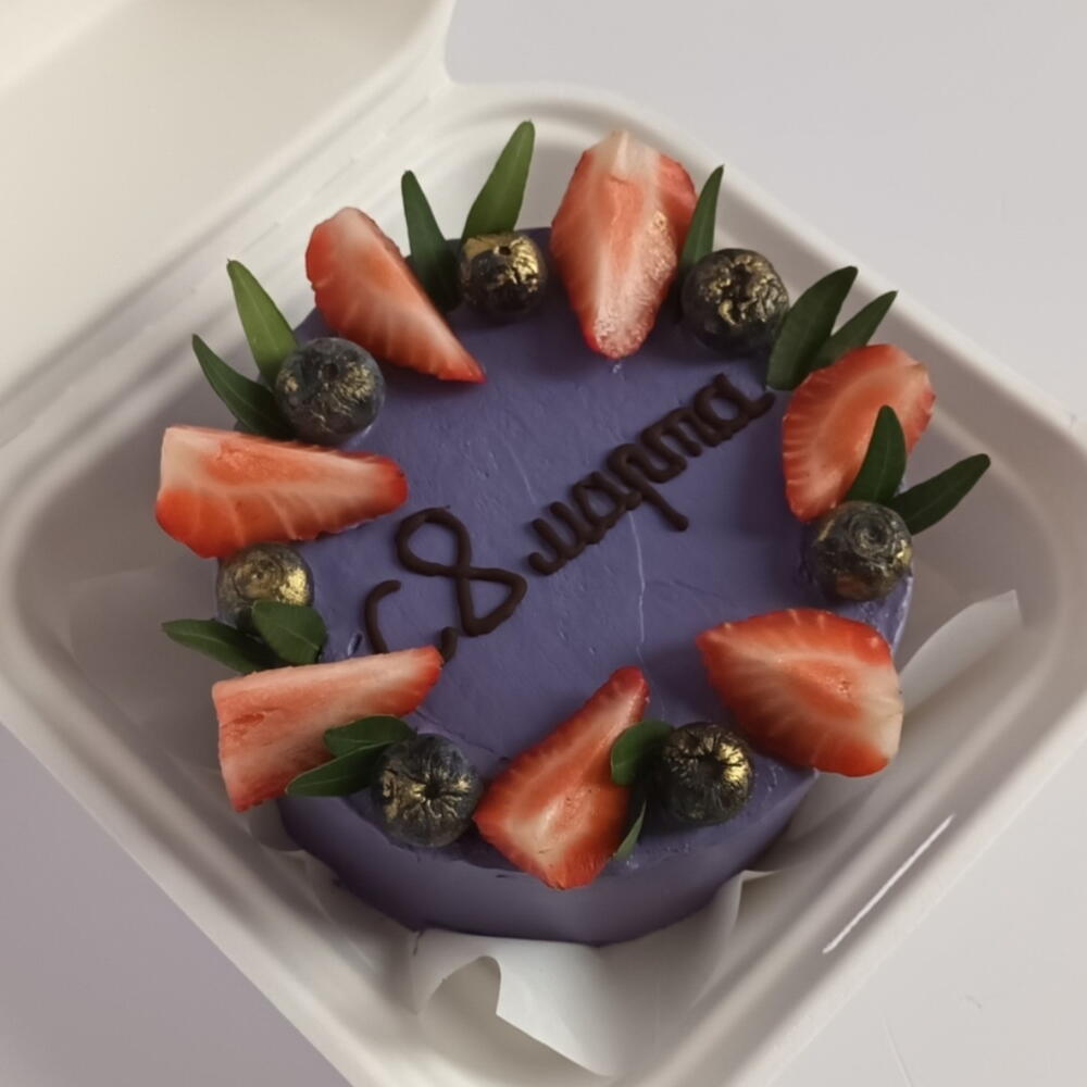 Бенто с ягодами в подарок на 8 марта