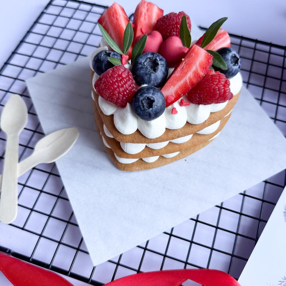 Бенто сердце медовик с ягодами