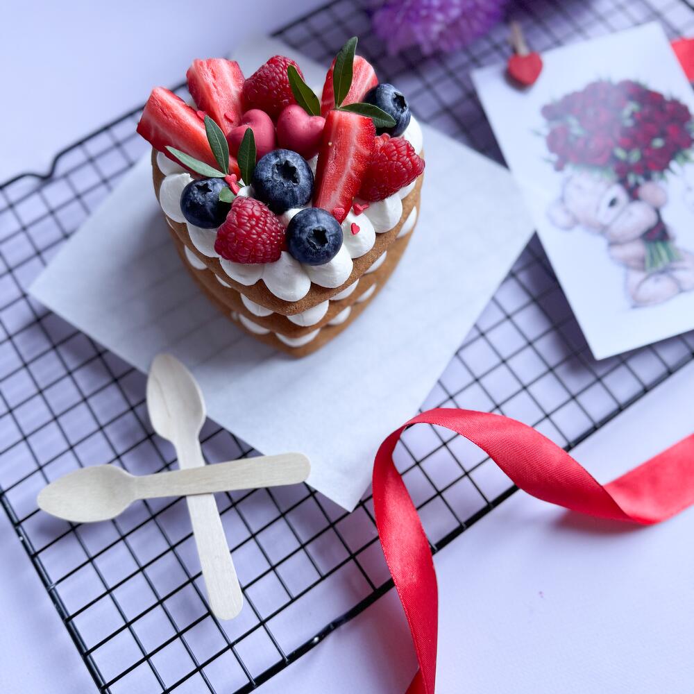 Бенто сердце медовик с ягодами