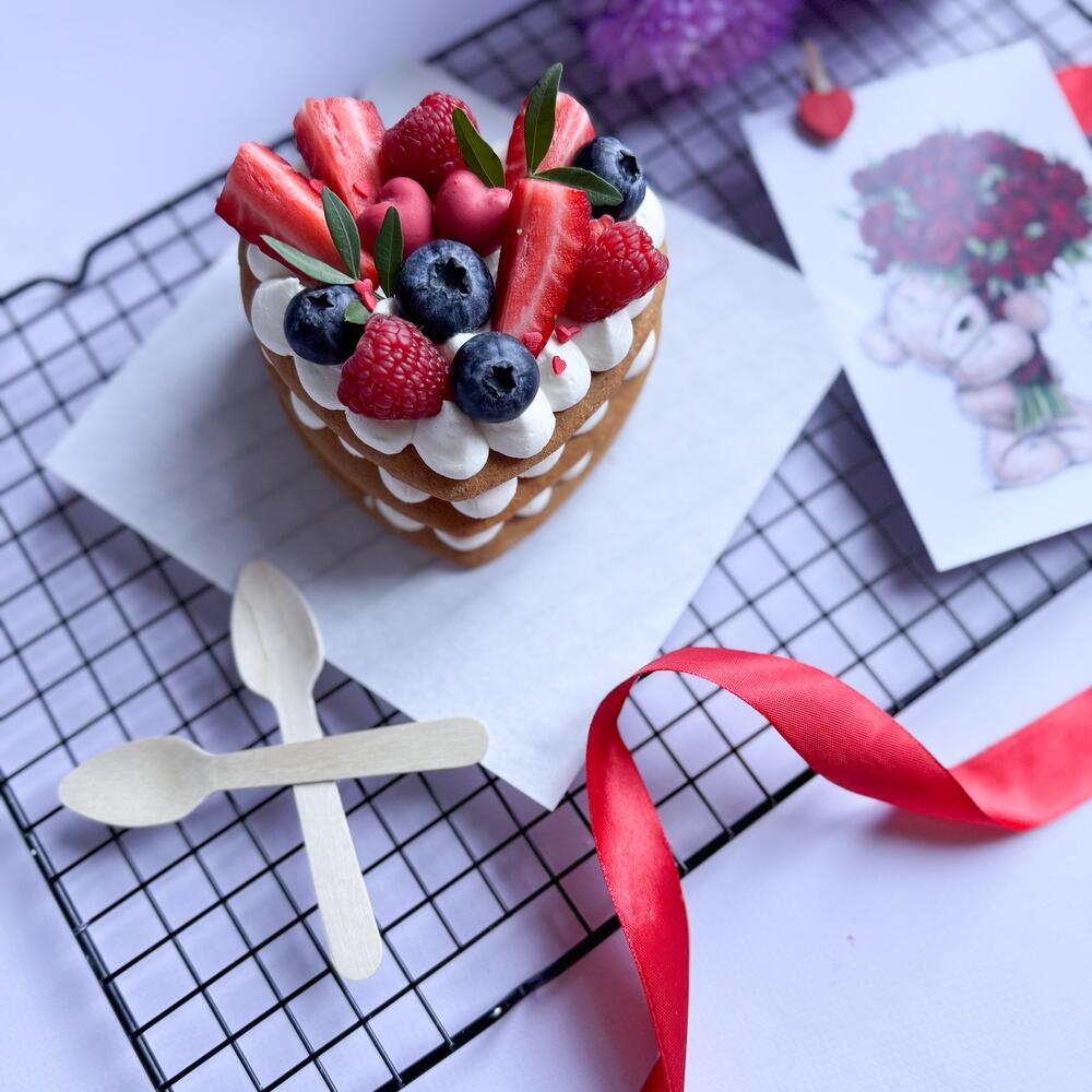 Бенто сердце медовик с ягодами