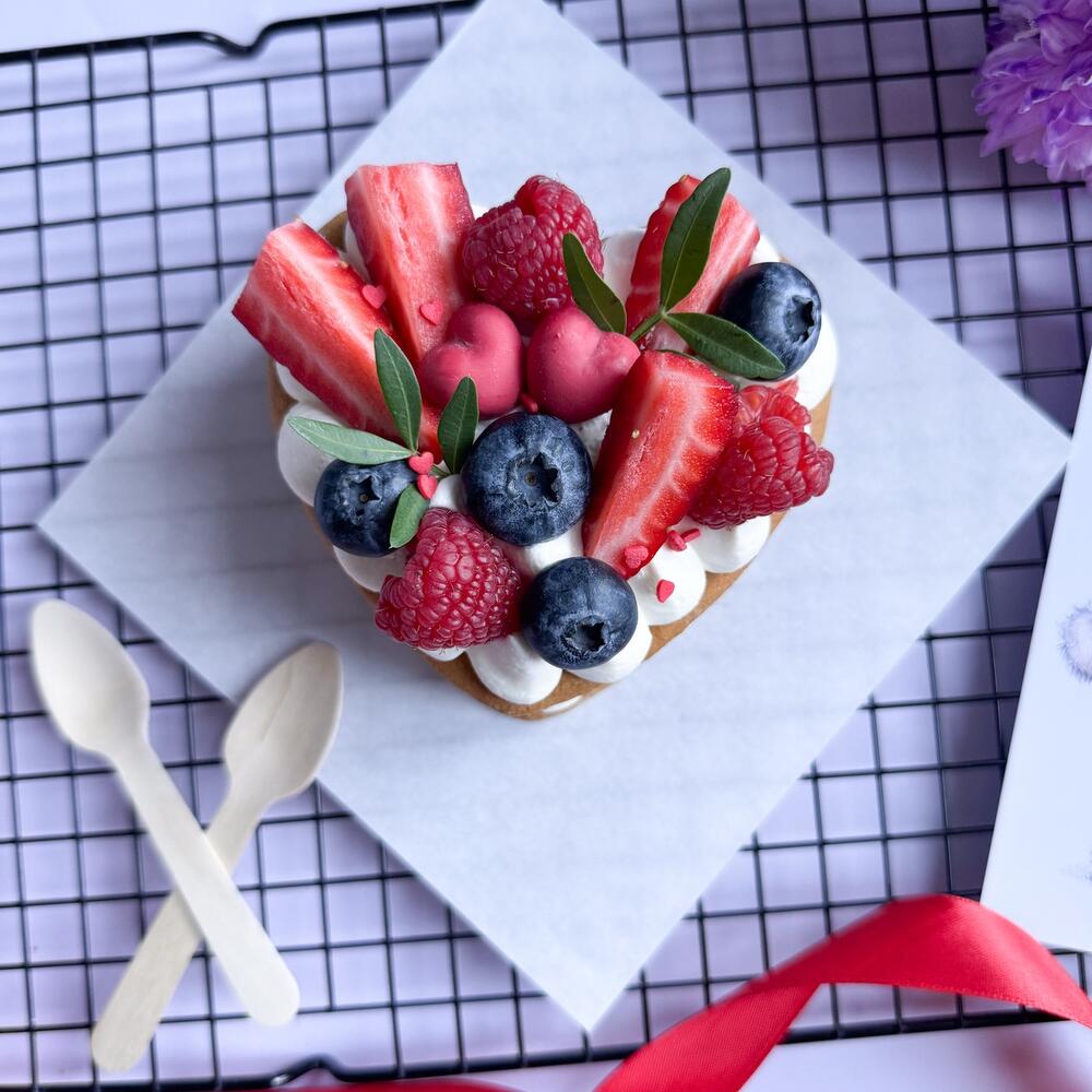 Бенто сердце медовик с ягодами