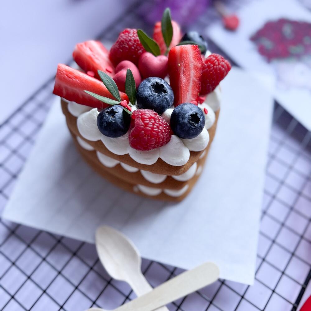 Бенто сердце медовик с ягодами