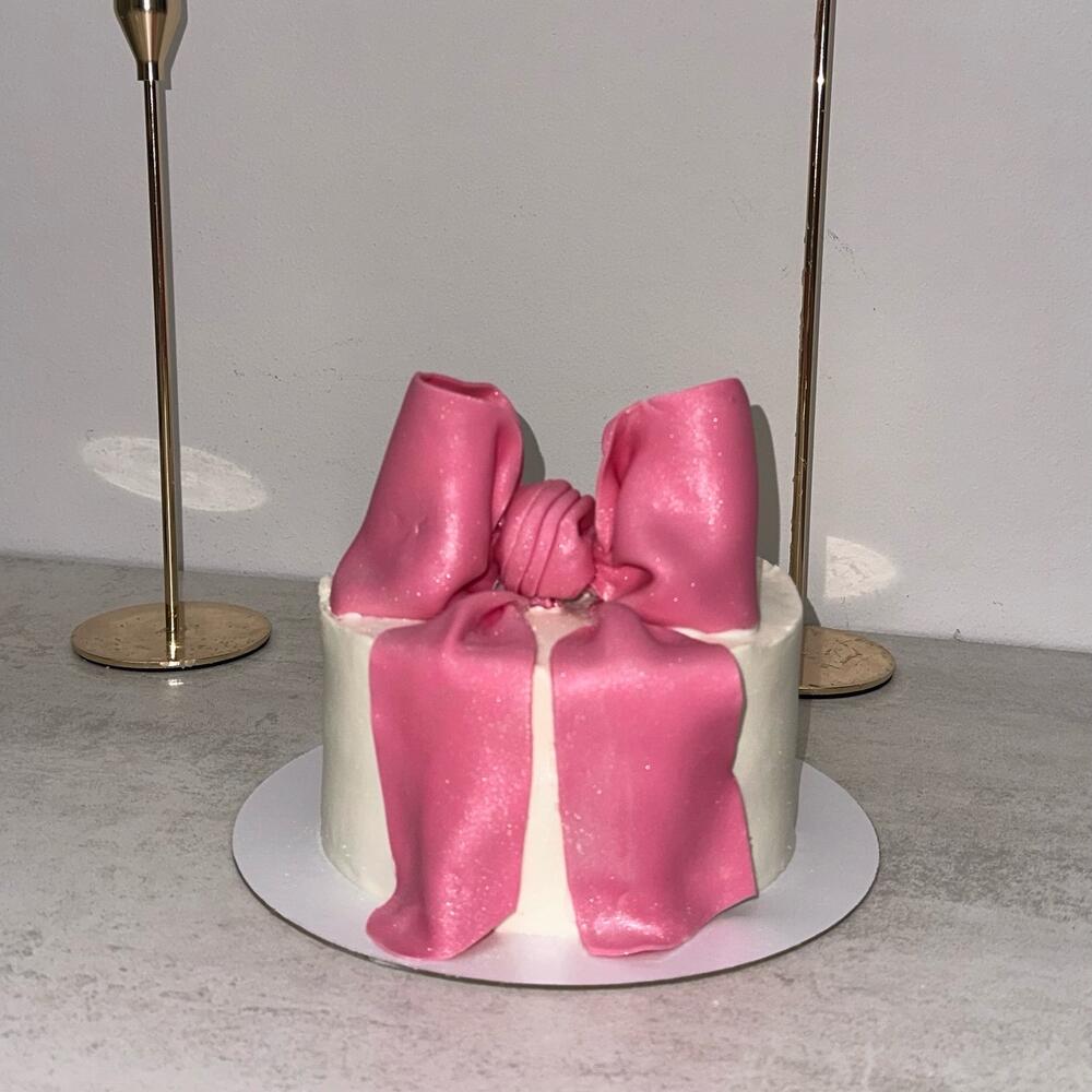 Бенто торт 1 кг с бантом девочке девушке жене подруге