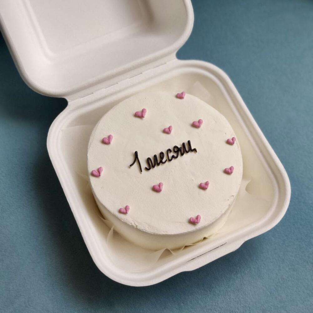 Бенто торт 1 месяц с сердечками