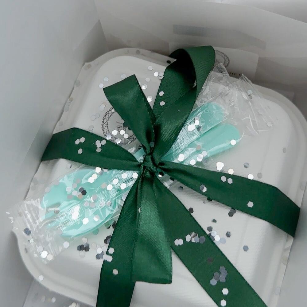 Бенто-торт «Без паники, ты пока не старенькая»