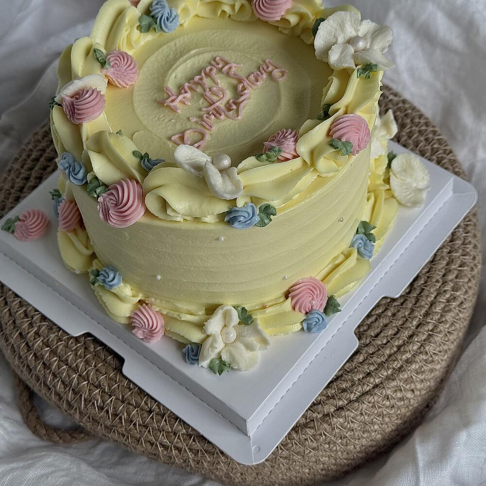 Бенто торт big с цветочным оформлением в желтом цвете