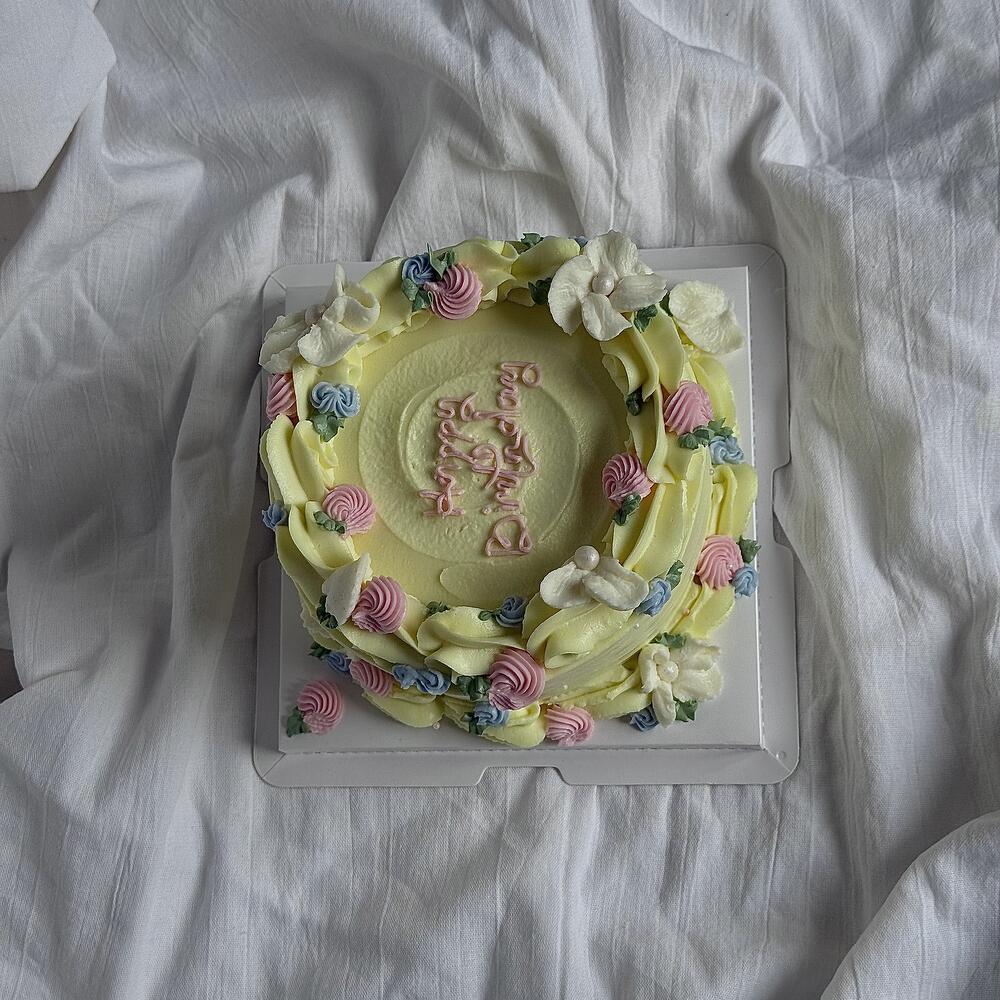 Бенто торт big с цветочным оформлением в желтом цвете