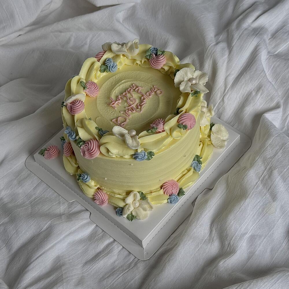 Бенто торт big с цветочным оформлением в желтом цвете