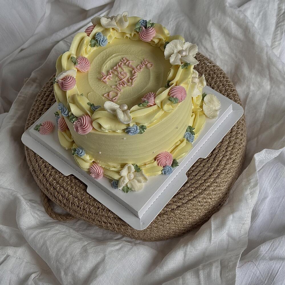 Бенто торт big с цветочным оформлением в желтом цвете