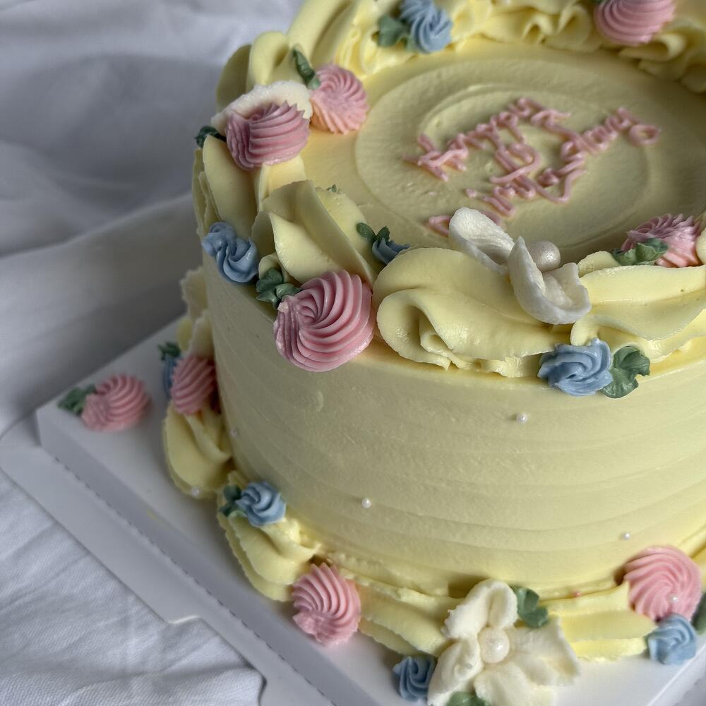 Бенто торт big с цветочным оформлением в желтом цвете