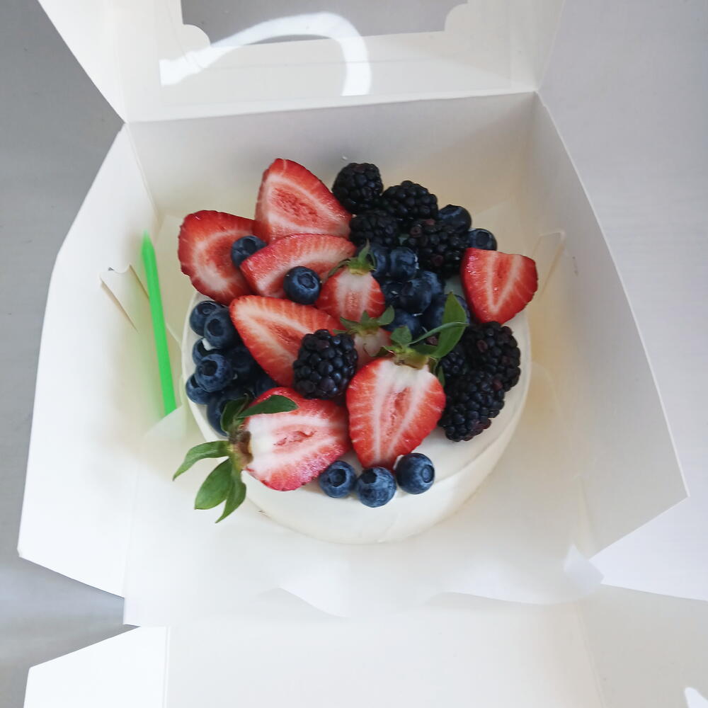 Бенто торт большой, с ягодами