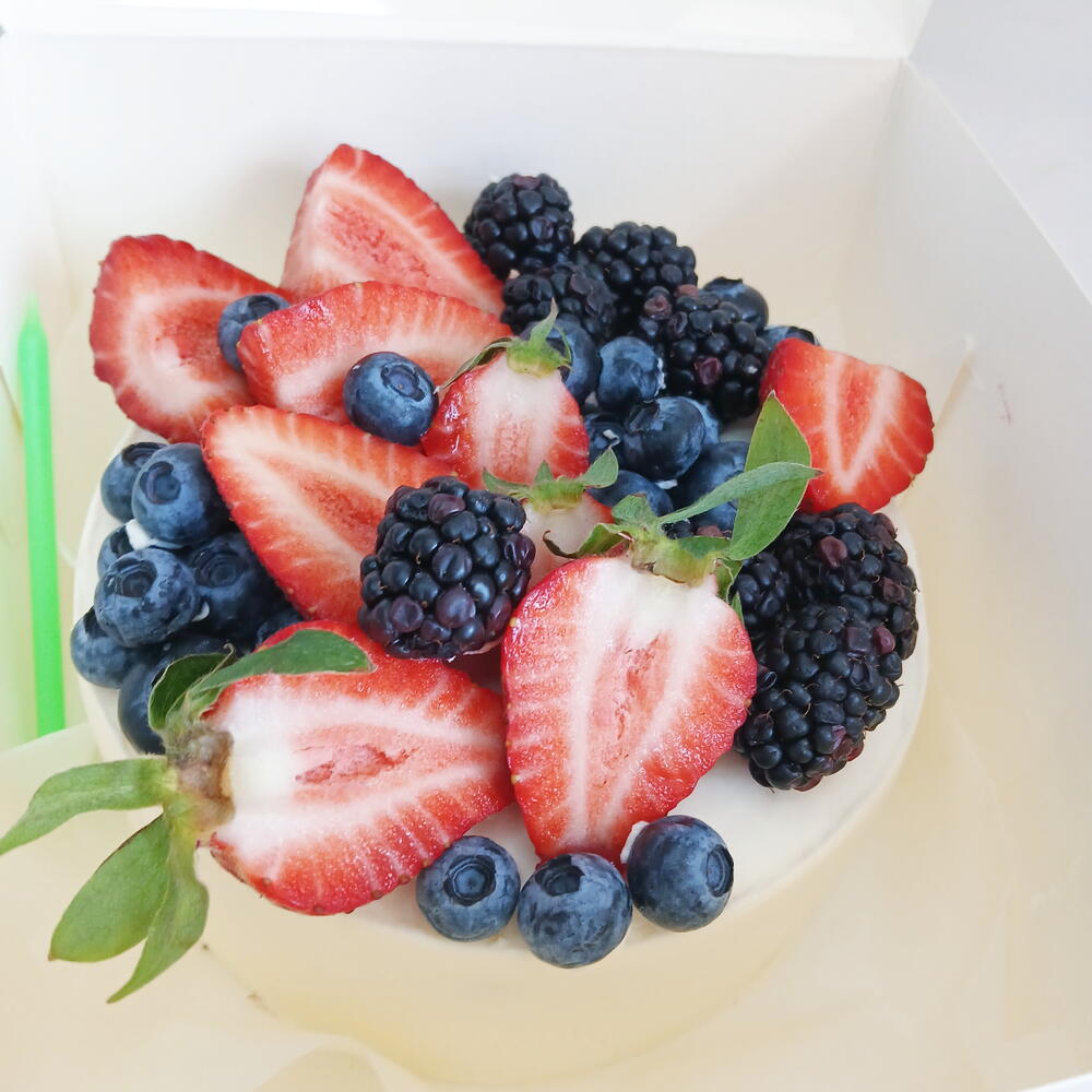 Бенто торт большой, с ягодами