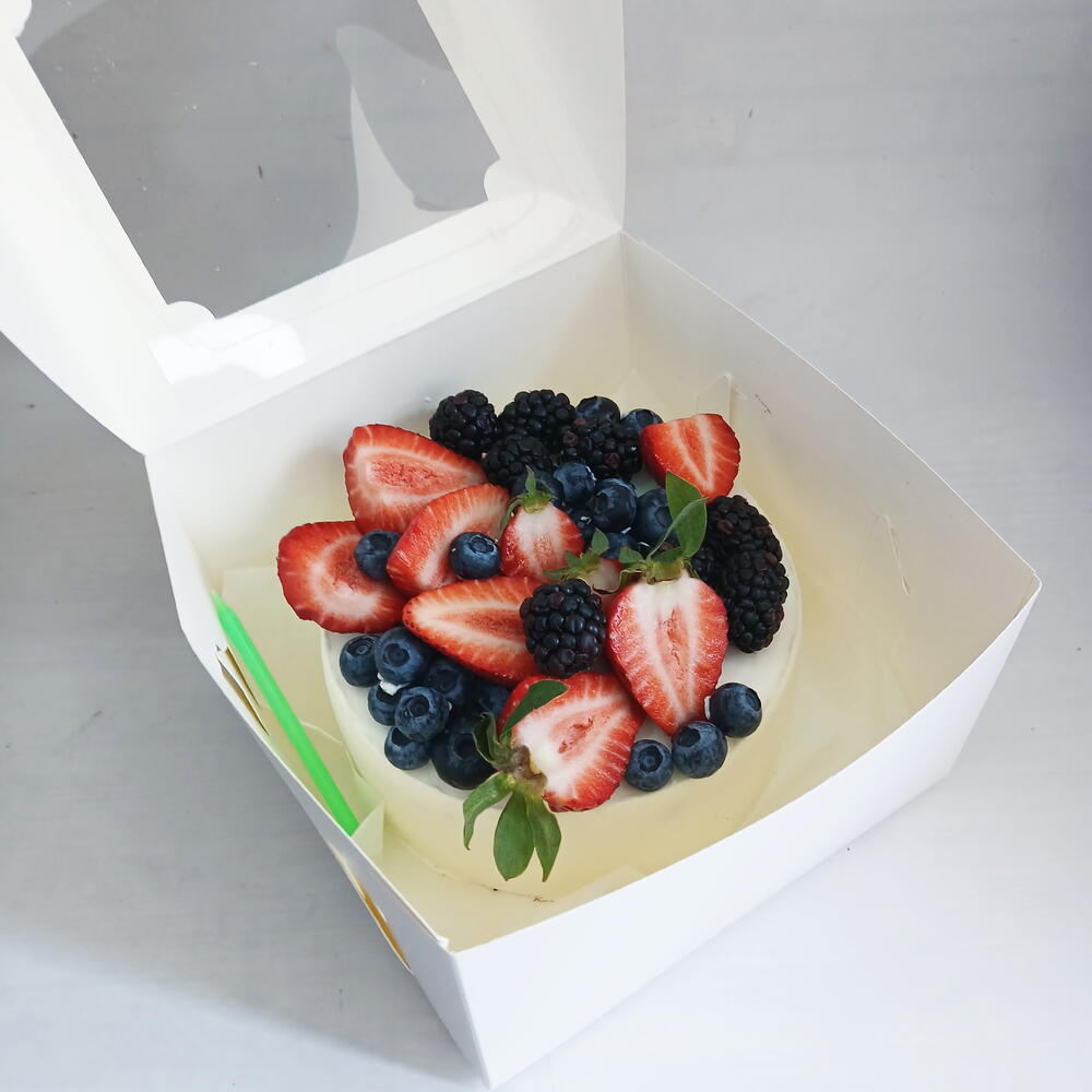 Бенто торт большой, с ягодами