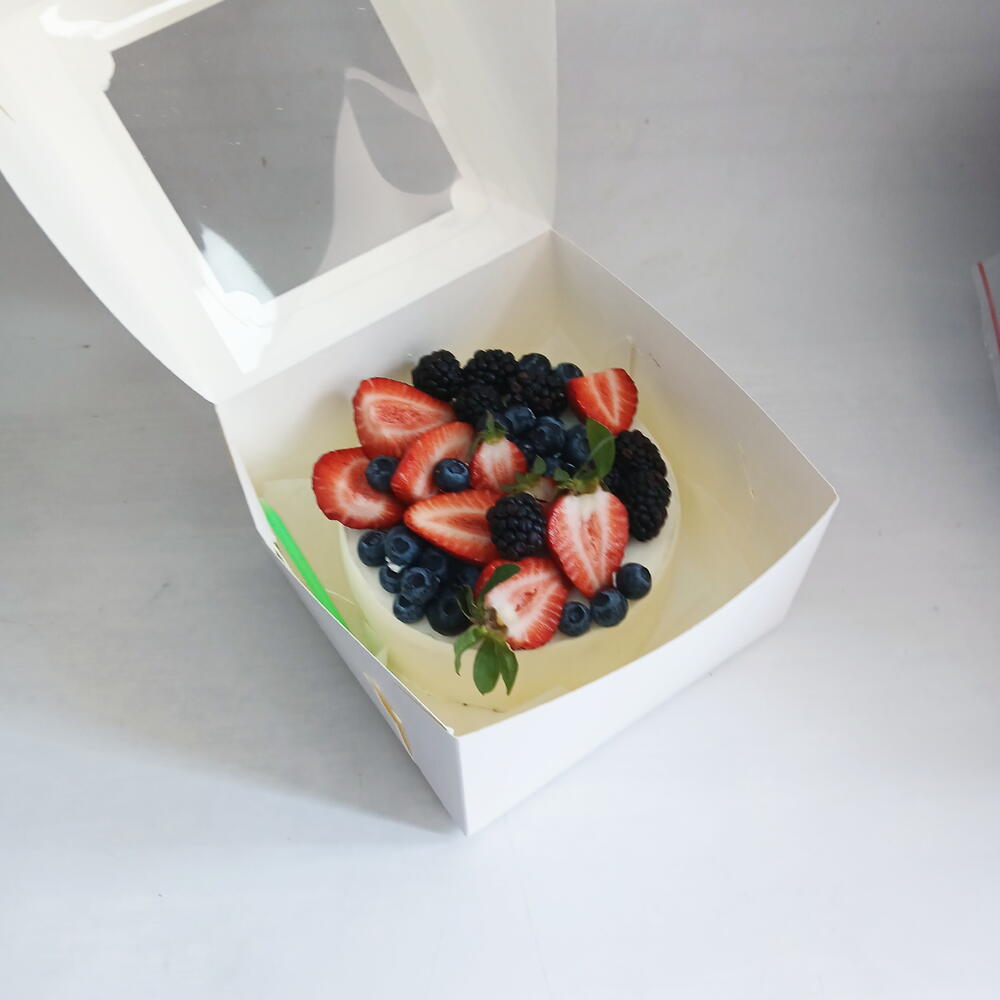 Бенто торт большой, с ягодами