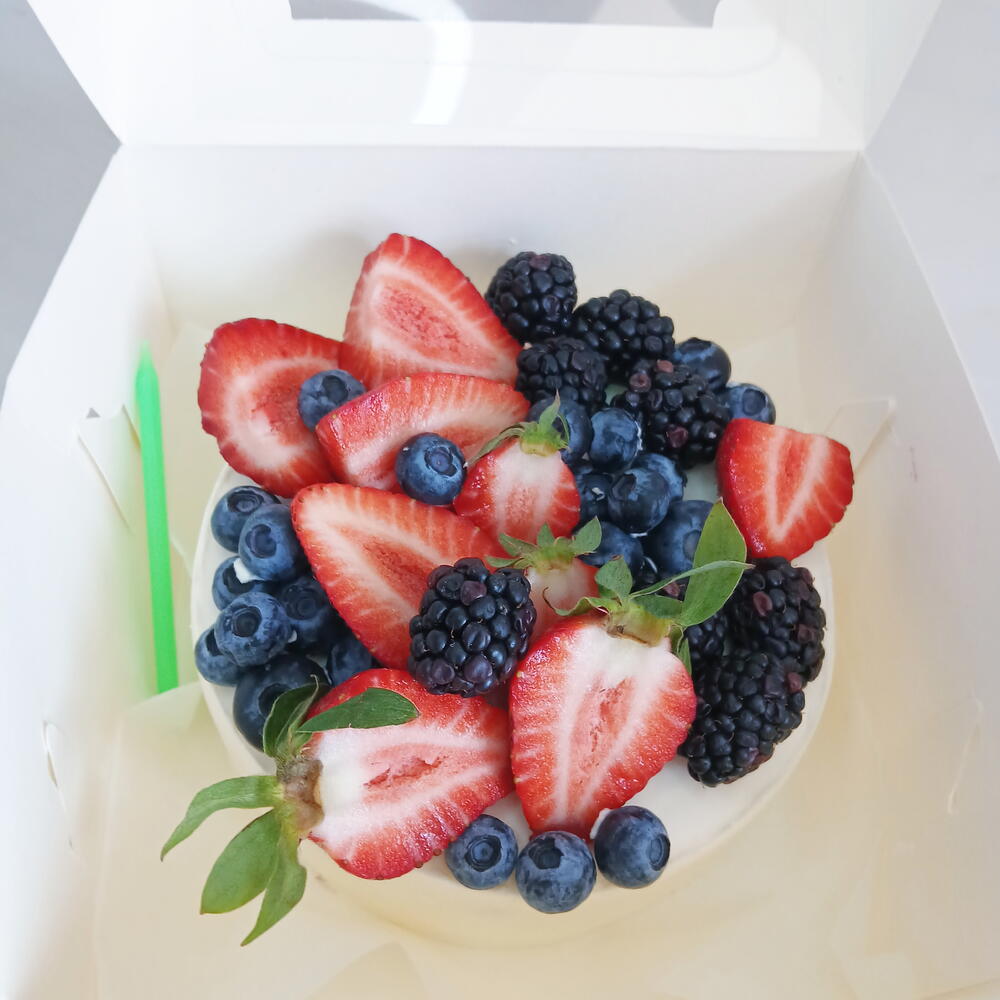 Бенто торт большой, с ягодами