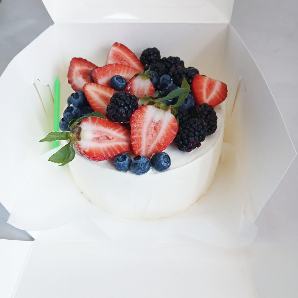 Бенто торт большой, с ягодами