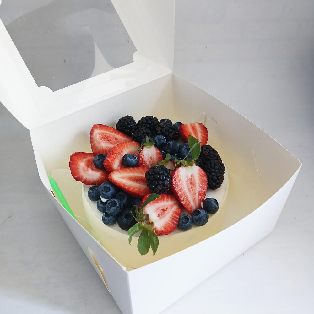 Бенто торт большой, с ягодами