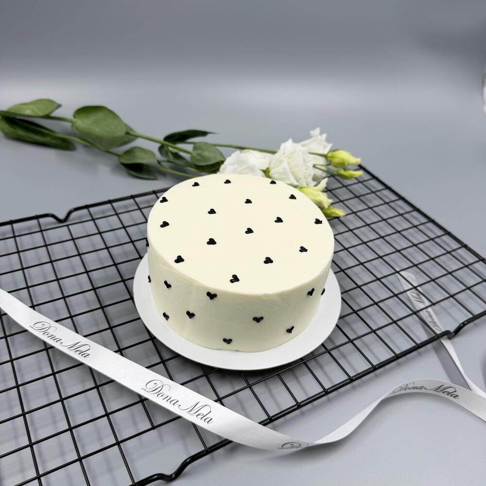 Бенто торт черные сердечки