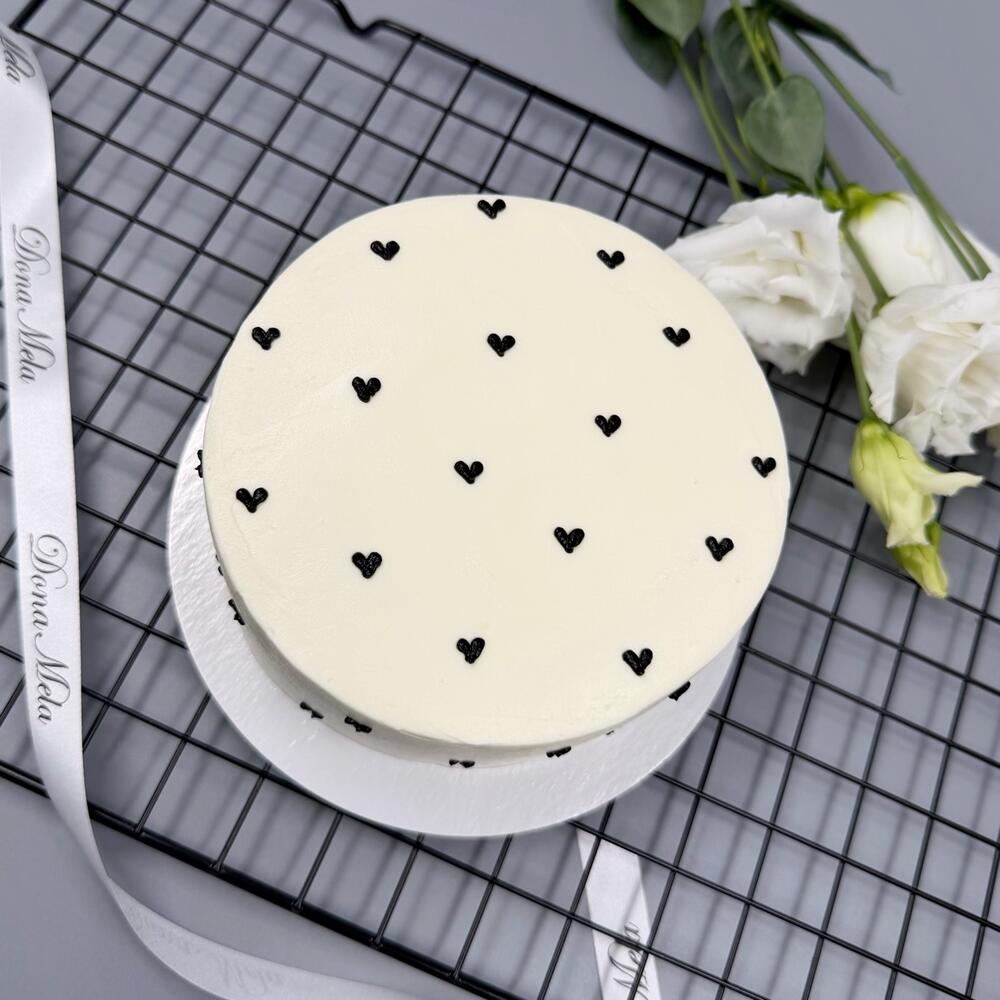 Бенто торт черные сердечки