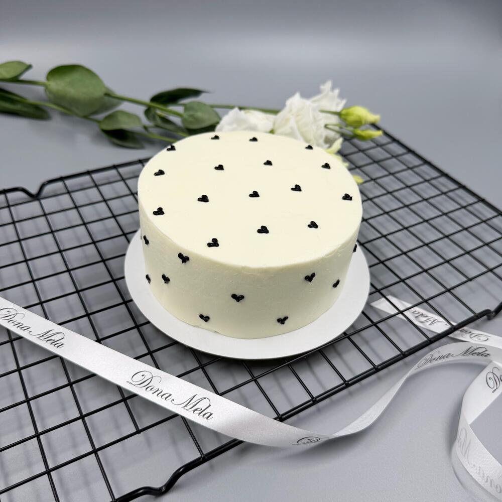 Бенто торт черные сердечки