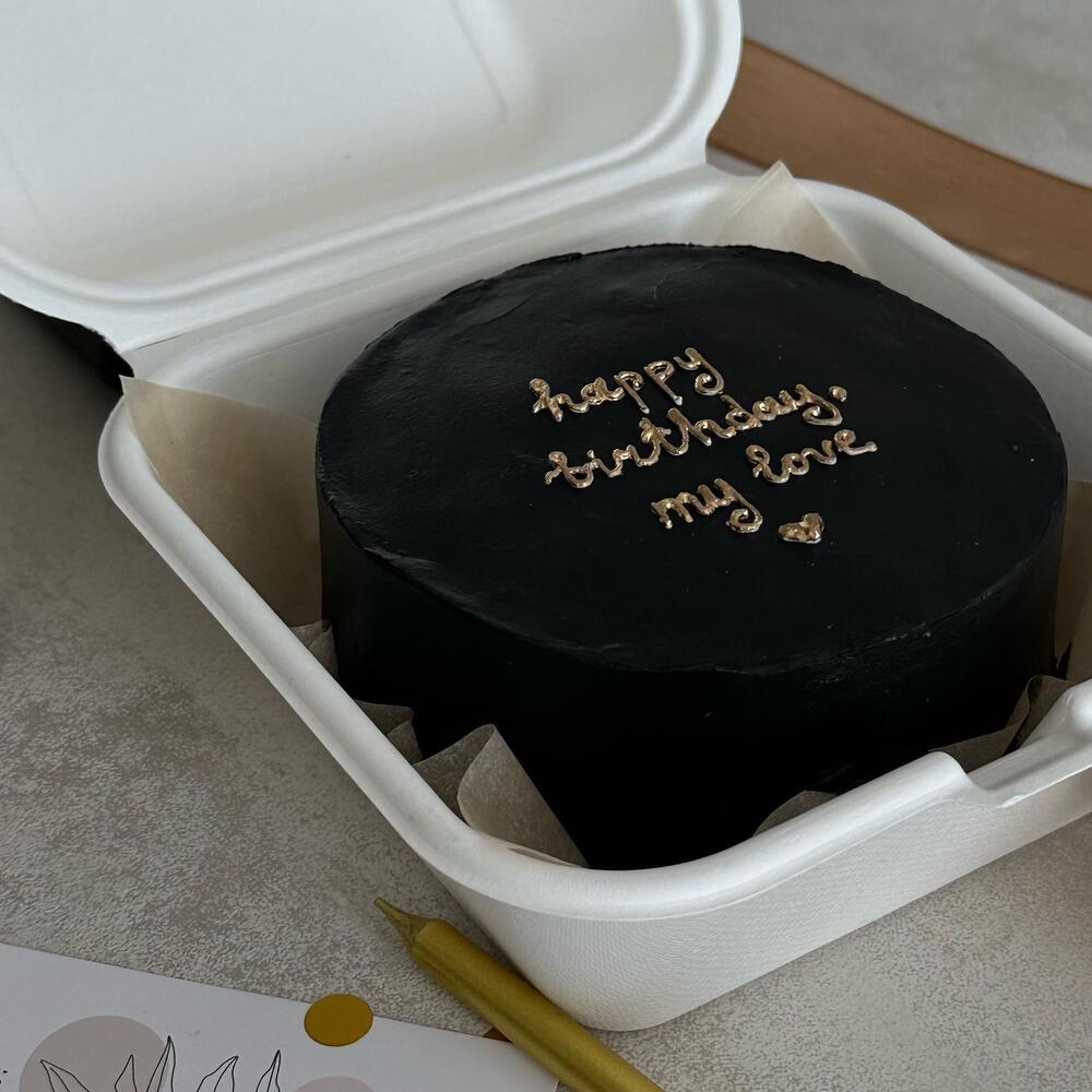 Бенто торт черный на день рождения с золотой надписью