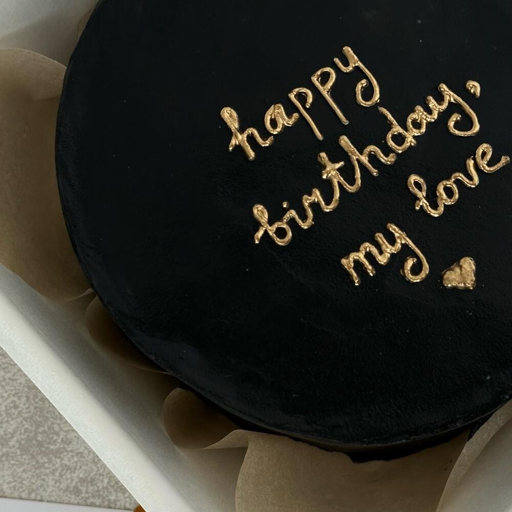 Бенто торт черный на день рождения с золотой надписью