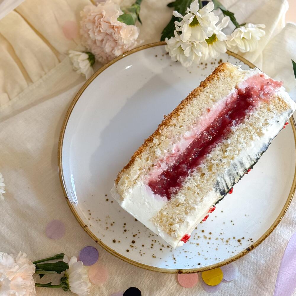 Бенто торт черный с надписью «Happy birthday и ягодами