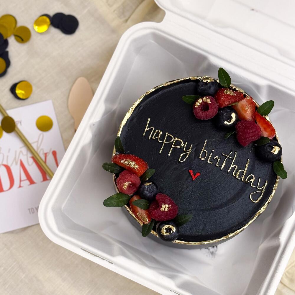Бенто торт черный с надписью «Happy birthday и ягодами