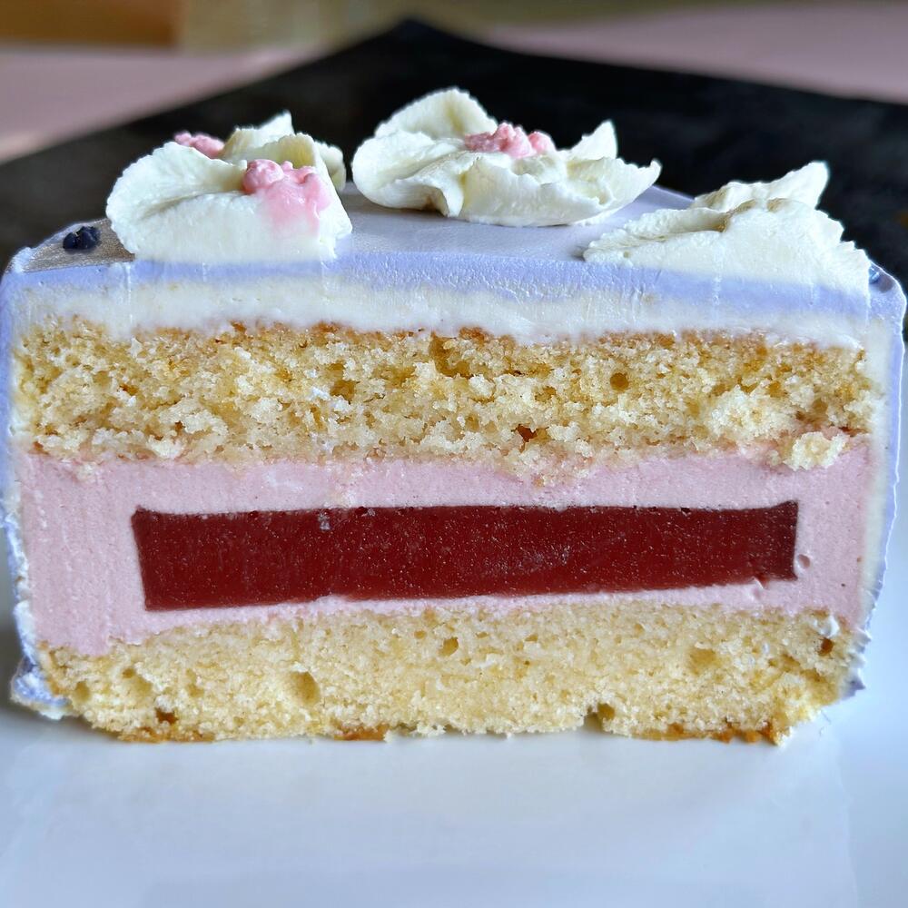 Бенто торт девушке, жене, маме, бабушке с цветами Виолы