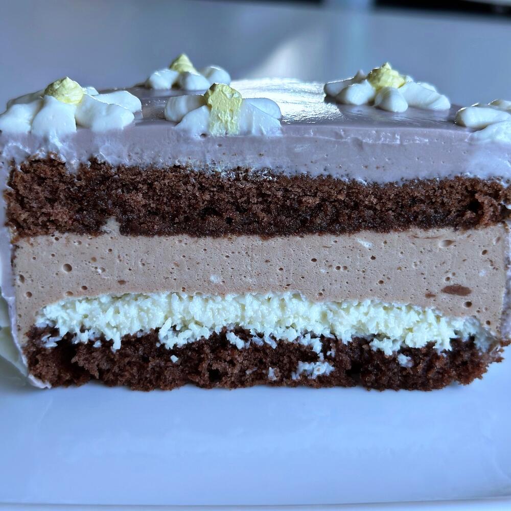 Бенто торт девушке, жене, маме, бабушке с цветами Виолы