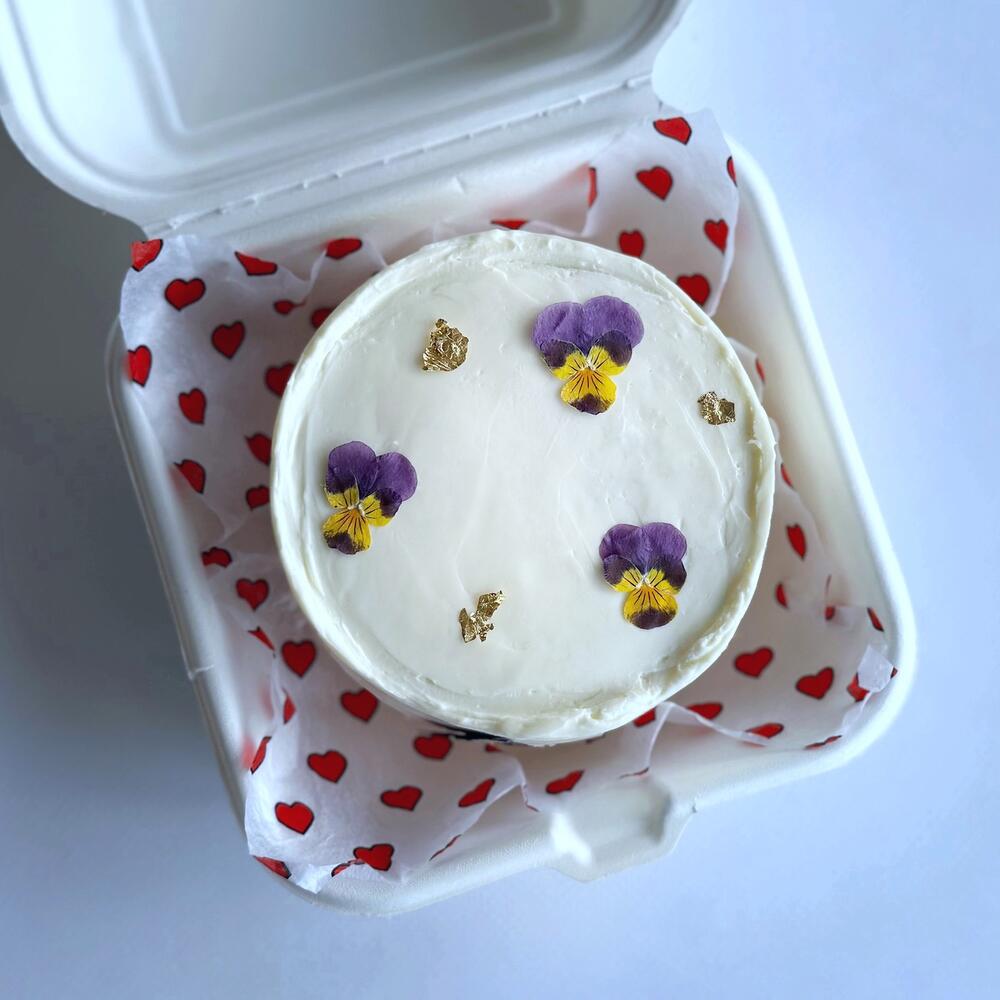 Бенто торт девушке, жене, маме, бабушке с цветами Виолы