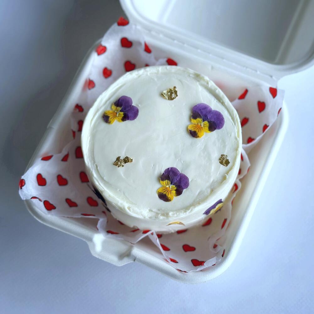 Бенто торт девушке, жене, маме, бабушке с цветами Виолы