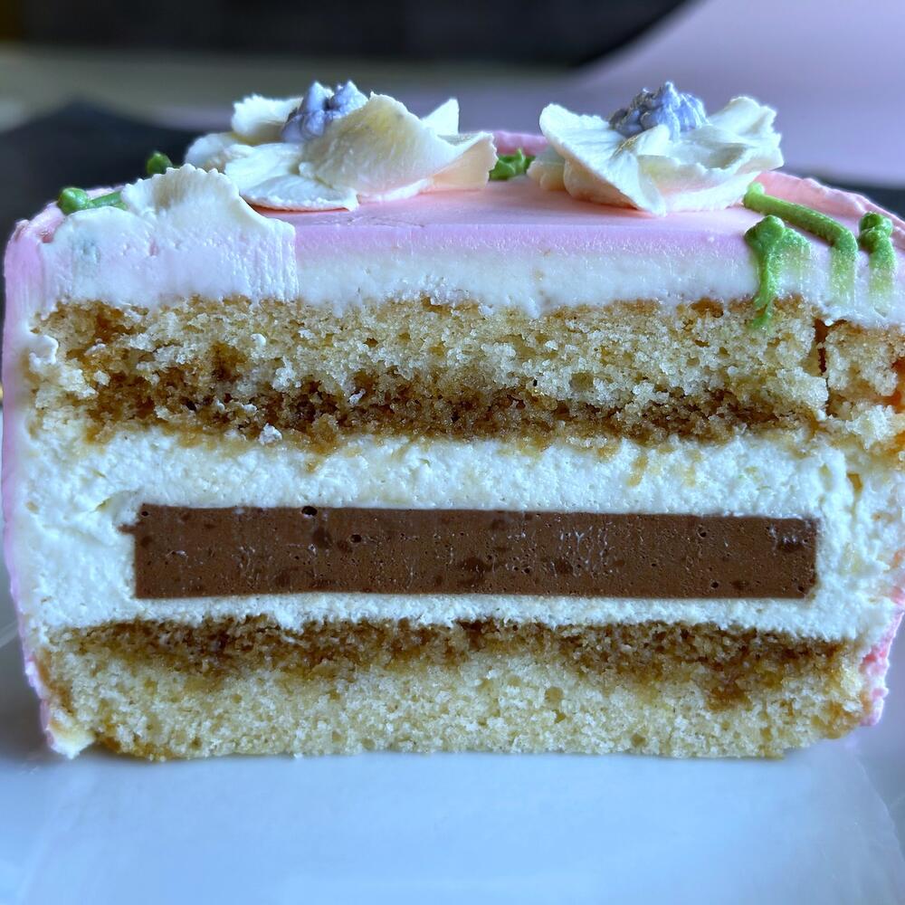 Бенто торт девушке, жене, маме, бабушке с цветами Виолы