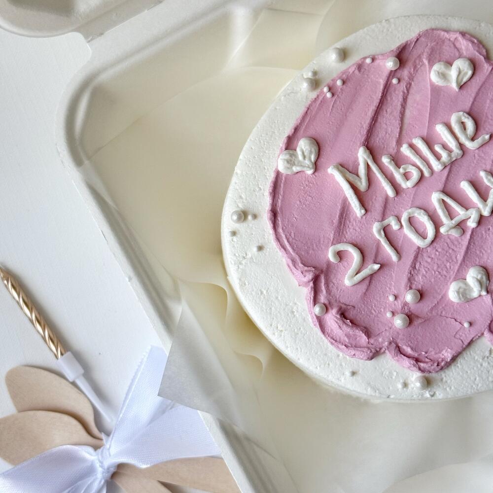 Бенто торт для девочки в розовых оттенках с белой надписью