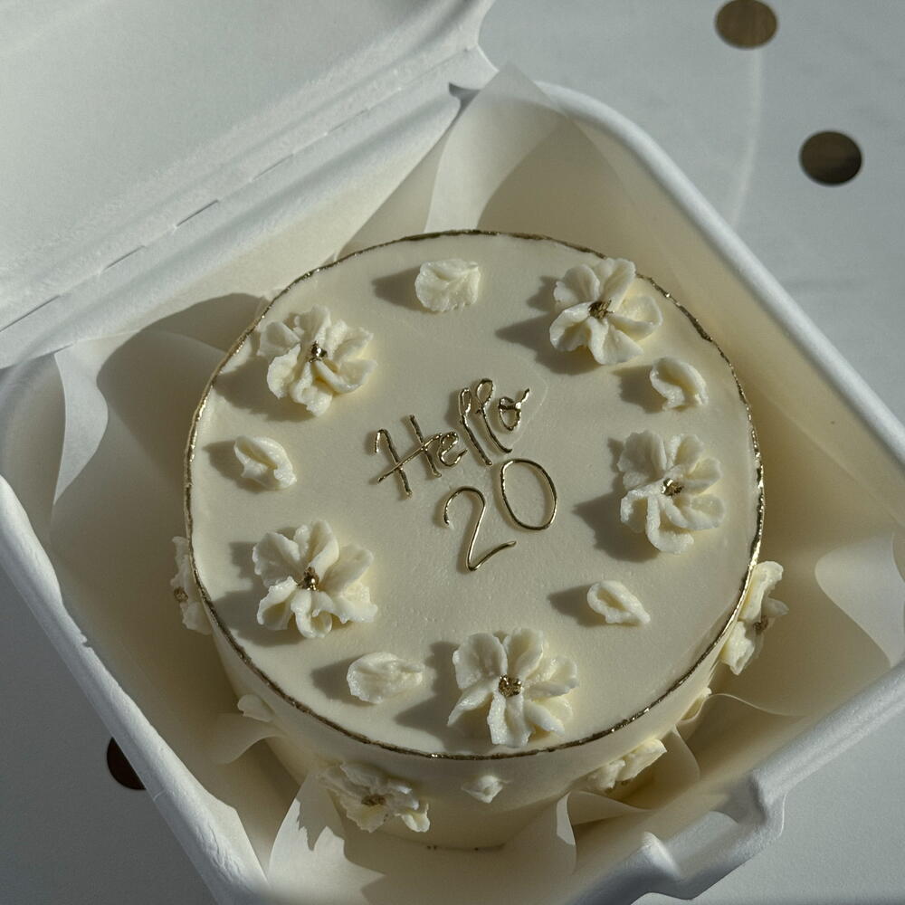 Бенто торт для девушки с цветочками hello 20