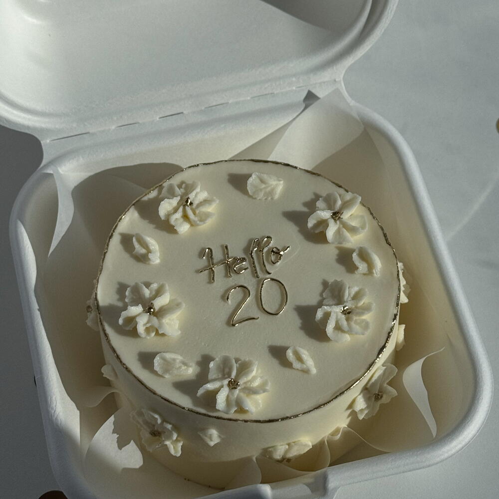 Бенто торт для девушки с цветочками hello 20