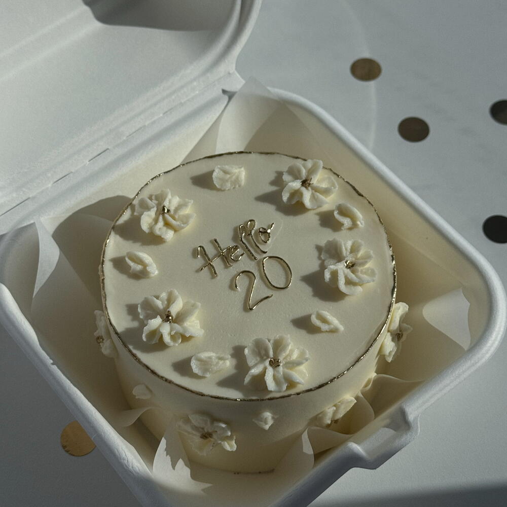 Бенто торт для девушки с цветочками hello 20