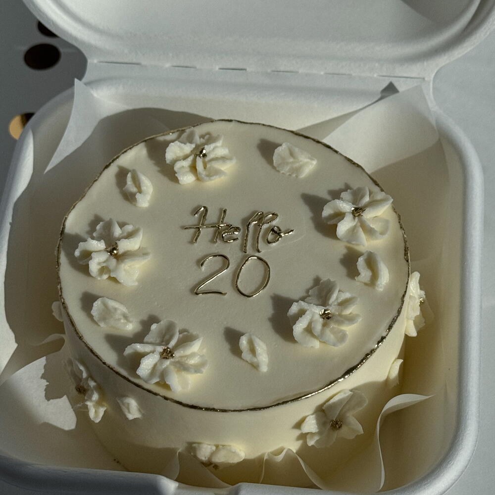 Бенто торт для девушки с цветочками hello 20