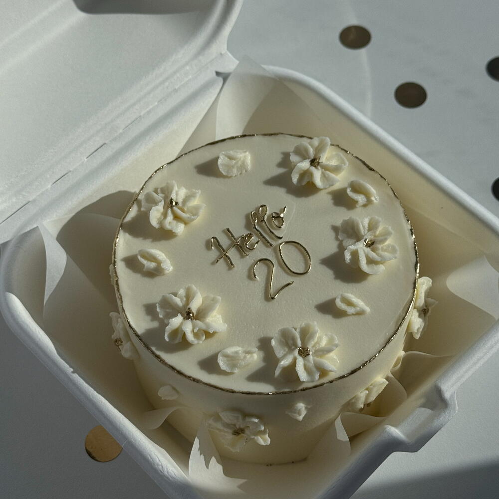 Бенто торт для девушки с цветочками hello 20