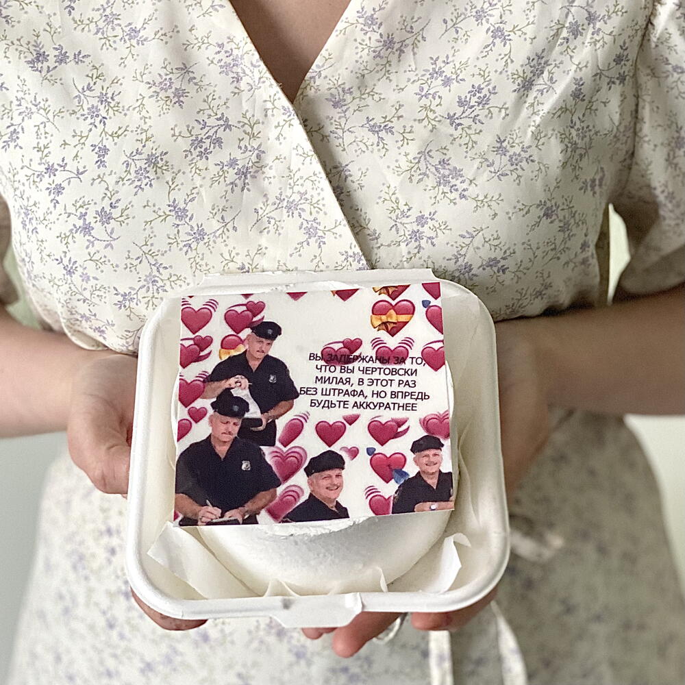 Бенто торт для девушки «Вы задержаны за то, что Вы чертовски милая, в этот раз без штрафа, но впредь будьте аккуратнее»)