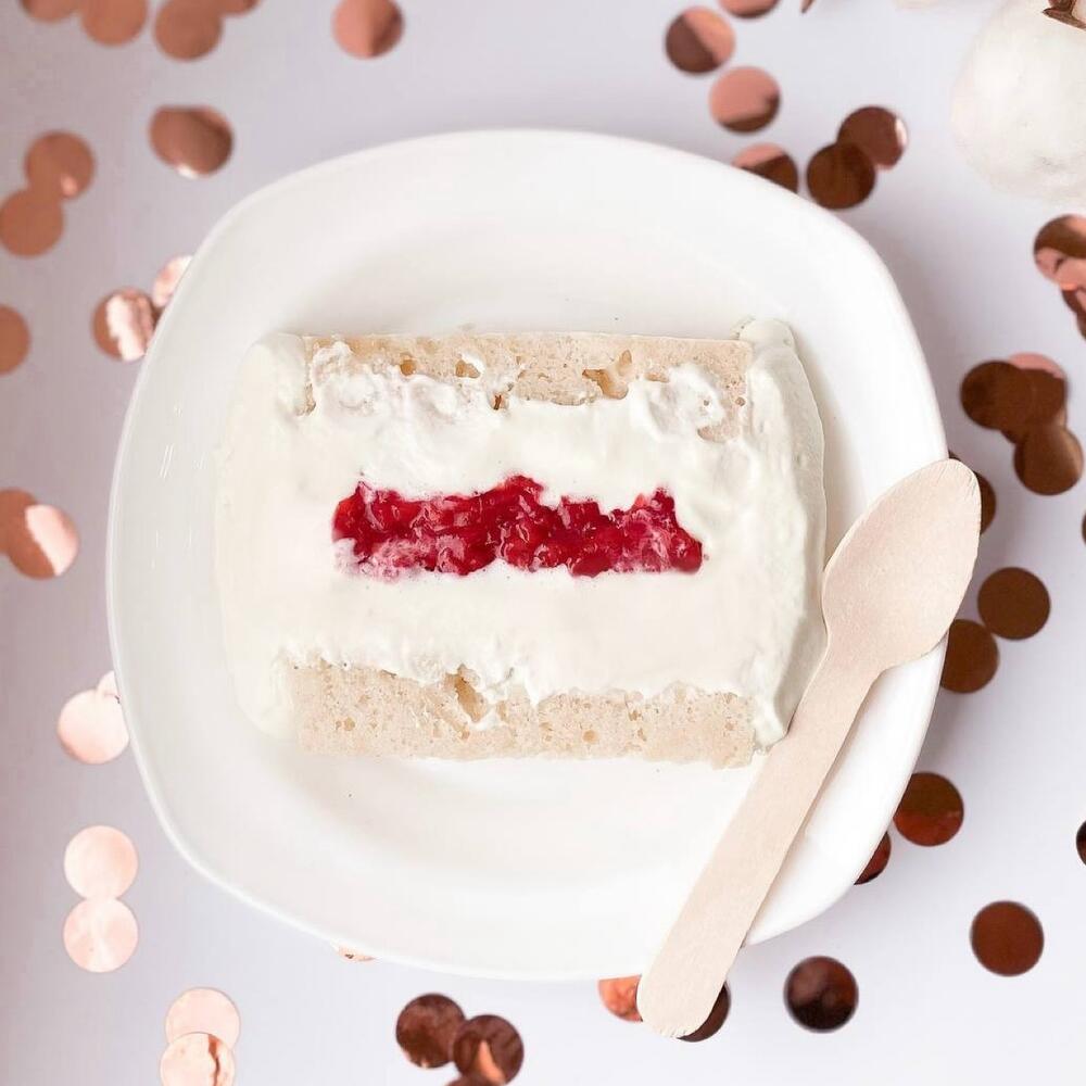 Бенто торт для подруги, друга «Торт свежий, а тебе 32»