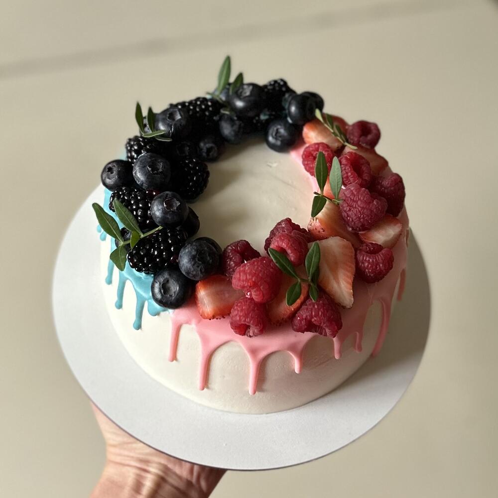 Бенто торт гендерный с ягодами