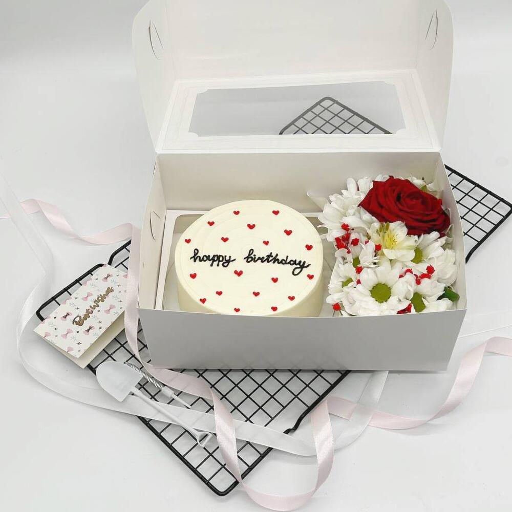 Бенто торт Happy Birthday белый с сердечками и Букетик цветов на День рождения