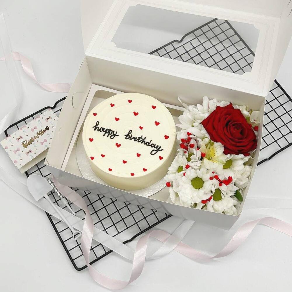 Бенто торт Happy Birthday белый с сердечками и Букетик цветов на День рождения