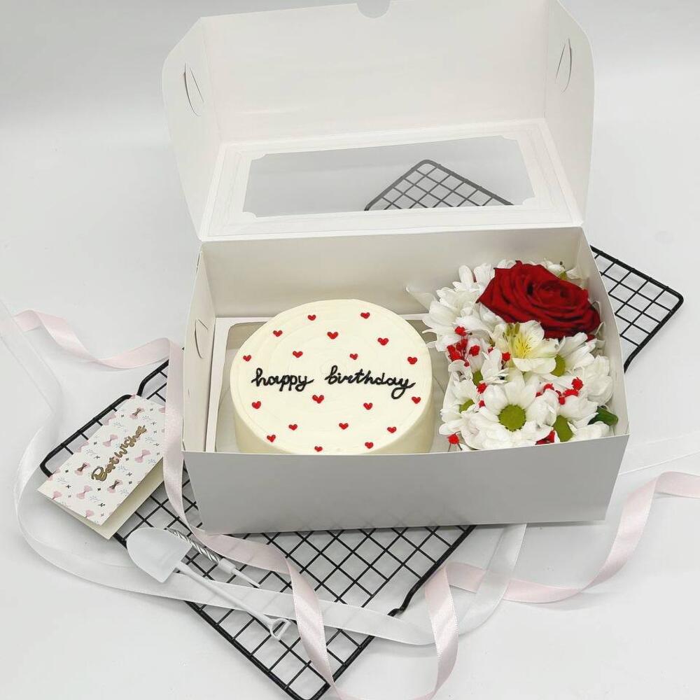 Бенто торт Happy Birthday белый с сердечками и Букетик цветов на День рождения